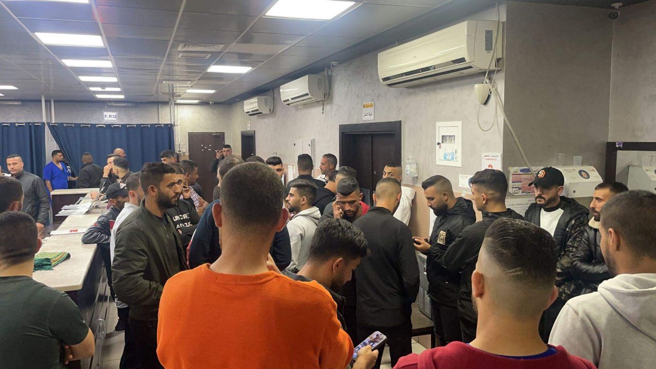 Les amis du martyr Mosaab Nafel se sont rassemblés à l'hopital en Cisjordanie occupée.